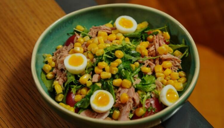 Салат с курицей и кукурузой
